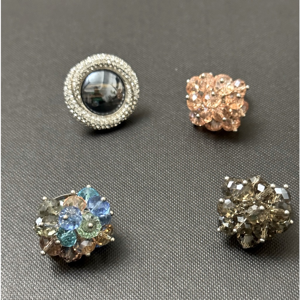 Lot of four fashion rings. These are adjustable